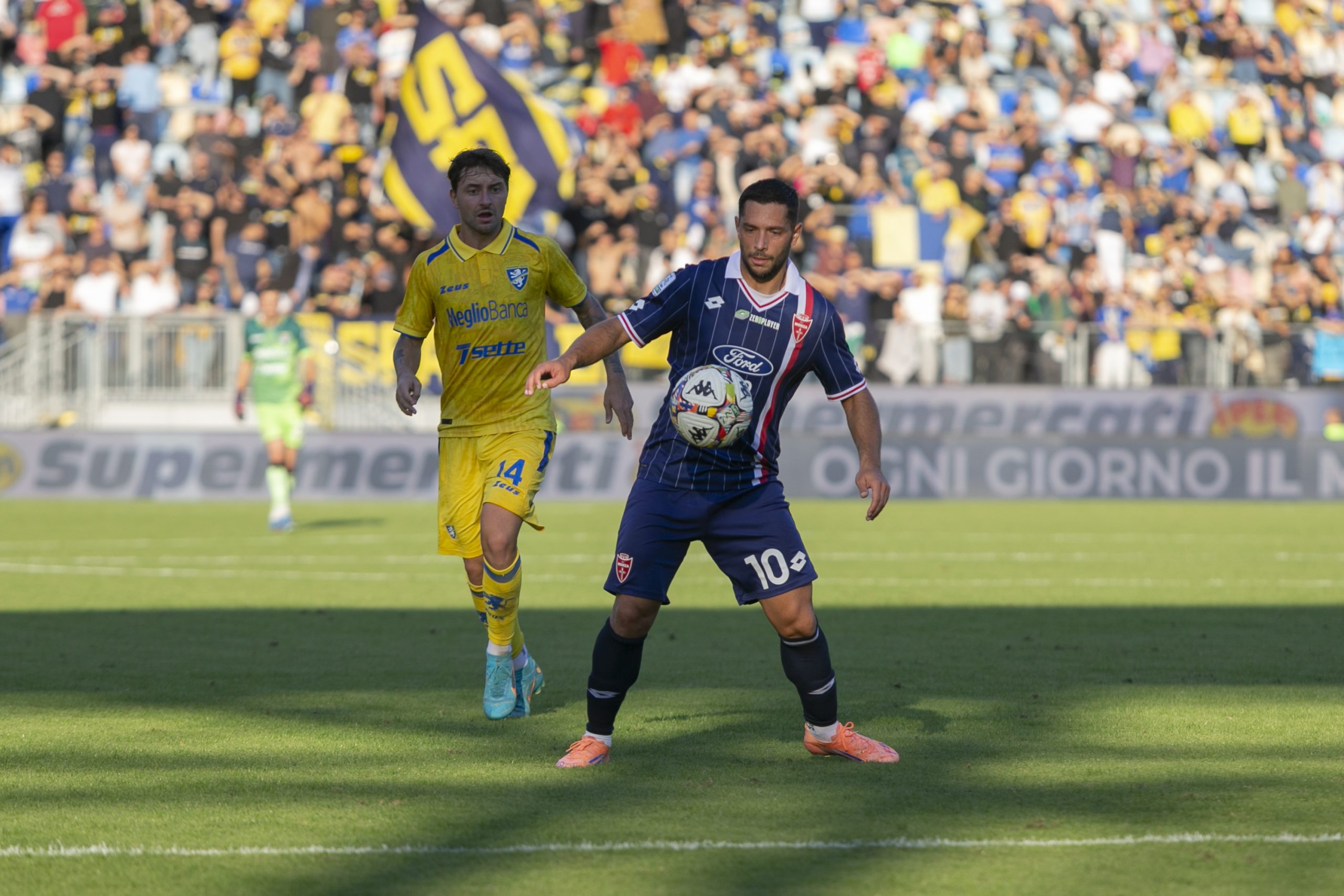 Gianluca Caprari durante la partita di Serie b tra Frosinone vs Monza allo stadio Benito Stirpe di Frosinone, Italia - sabato 18 ottobre 2025 - Sport - Calcio. (Foto di Fabio Cinelli/Lapresse)