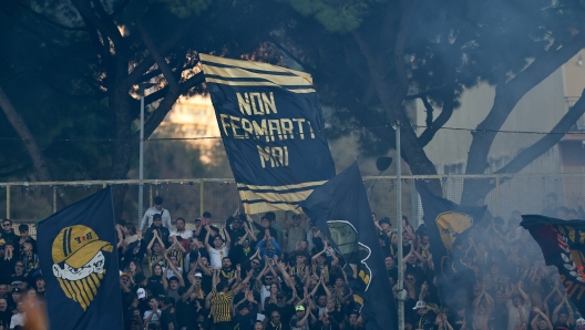 Tifosi (S.S. Juve Stabia);   durante la partita tra Juve Stabia-Avellino  del Campionato italiano di calcio Serie BKT 2025/2026 - Stadio Romeo Menti, Castellammare di Stabia, Italia - 18 Ottobre 2025 - Sport (Photo by Alessandro Garofalo/LaPresse)